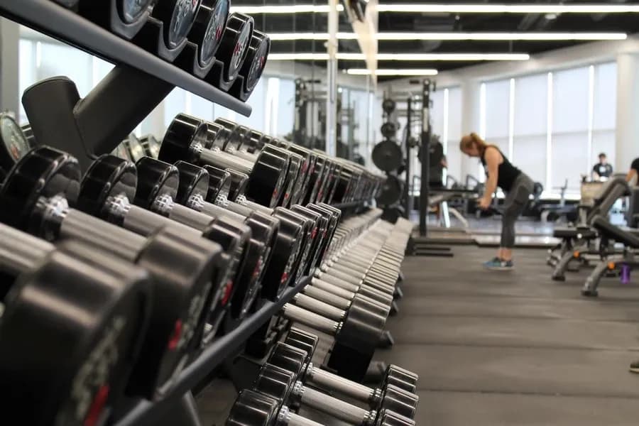 Siłownia czy sztuki walki – co lepiej wspiera Twoje cele fitness?
