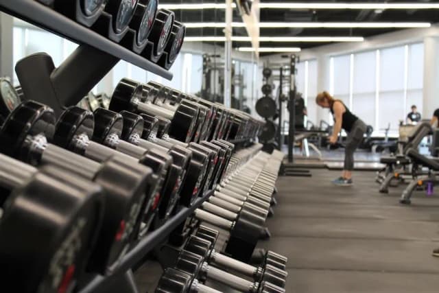 Siłownia czy sztuki walki – co lepiej wspiera Twoje cele fitness?