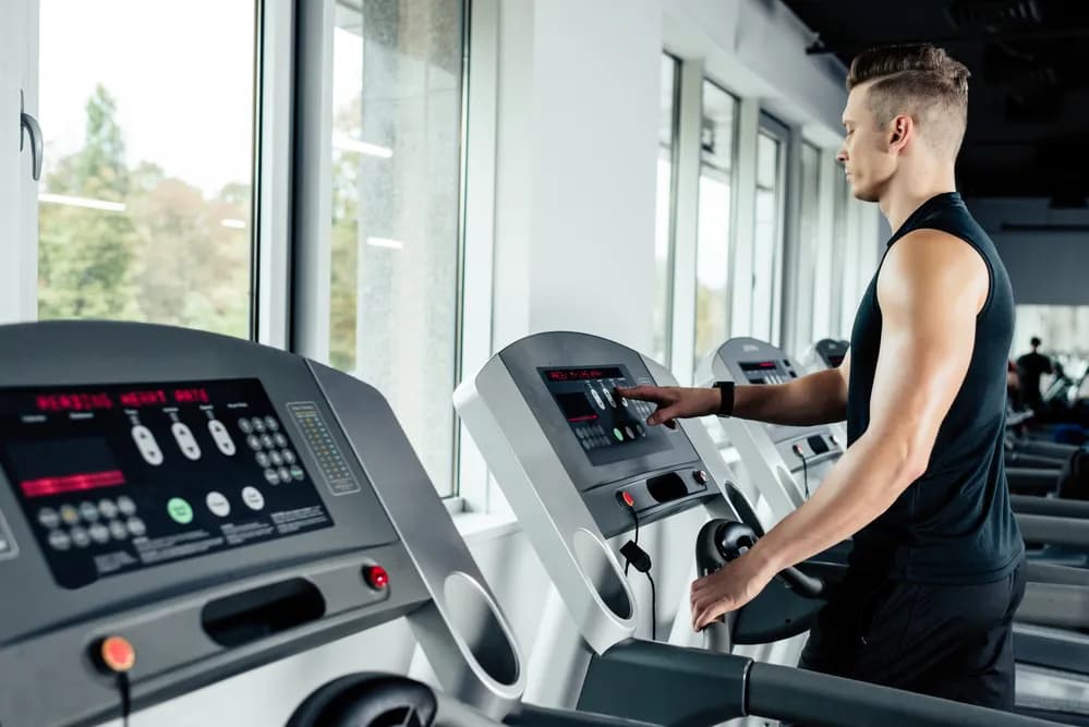 Ile cardio po treningu siłowym? Odkryj optymalne czasy i efekty