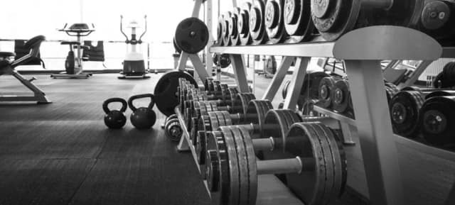 Od czego zacząć trening na siłowni, by uniknąć błędów początkujących?
