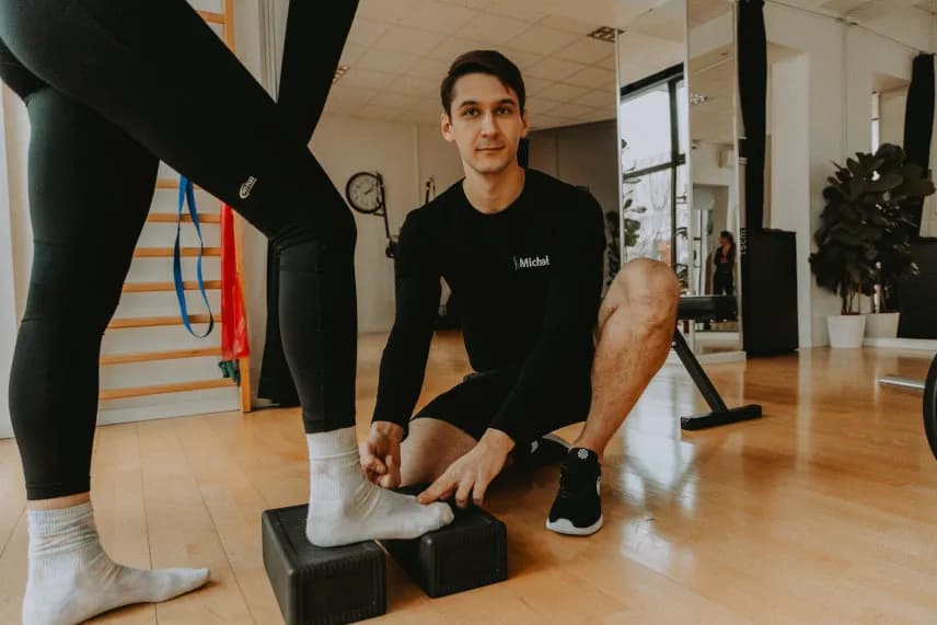 Czy można ćwiczyć przy uszkodzonej łąkotce? Bezpieczne opcje rehabilitacji