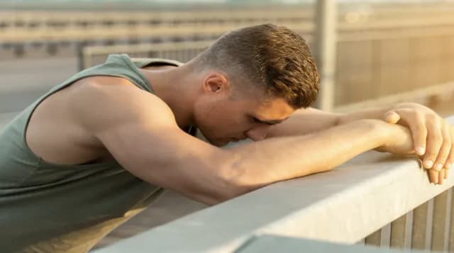 Objawy przetrenowania mięśni - jak je rozpoznać i uniknąć problemów