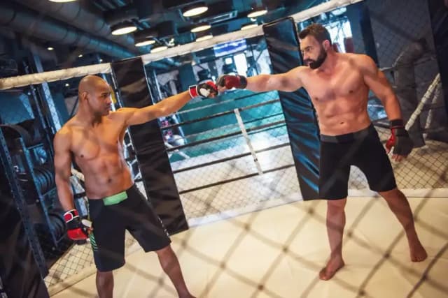 Rzymska klatka co to? Poznaj jej tajemnice i zastosowanie w MMA