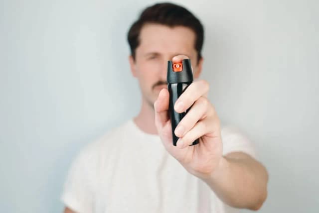 Czy można przewozić gaz pieprzowy w samolocie? Przepisy i wyjątki