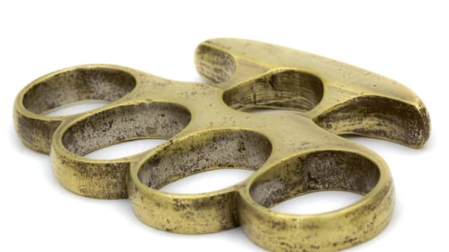 Czy kastet jest legalny? Odkryj niebezpieczeństwa i przepisy prawne